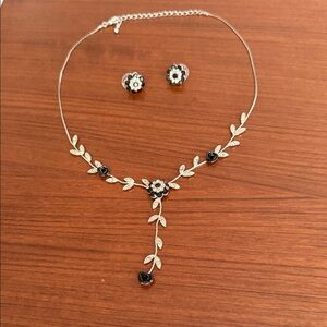 Elegant Silver and Black Floral Necklace Set